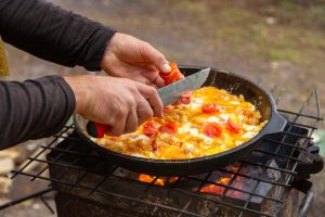 OPINELのナイフ: ステンレスとカーボンのどっちを選ぶ?