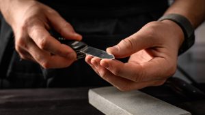 オピネル徹底分析: カーボン/ステンレスの違いが料理とアウトドアでどう影響するか